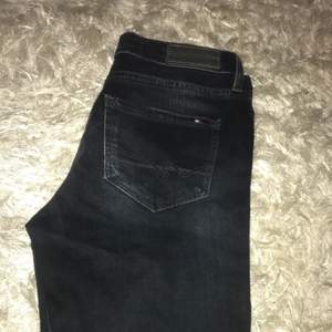 Tommy Hilfiger jeans i en mörk jeans blå färg. Endast testad. Nypris: 1199  Pris kan diskuteras vid snabb affär