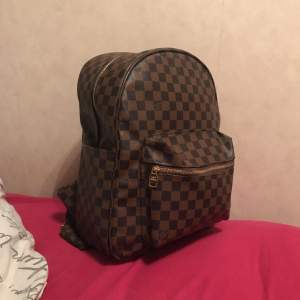 Näst intill oanvänd Louis Vuitton backpack (Bra kopia) som jag köpte i Alanya förra året i Augusti för 500:- Kommer inte till användning.✨📦 Köparen står för frakten 📦✨