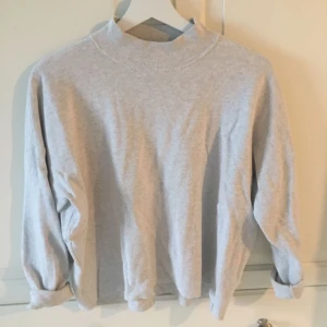  - Skön och avslappnad tröja. Jag har haft den som oversize (brukar ha Strl s). 