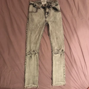  - Supersnygga jeans från one teaspoon, använda väldigt få gånger, så mycket fint skick, storlek 26. Nypris 1200:-  Frakt på 59 kronor tillkommer. :)