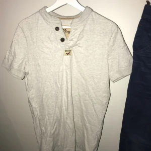  - Snygg T-shirt från Hollister. Hör av dig om du undrar något, priset är förhandlingsbart! 
