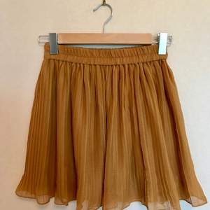 Söt kjol från Monki i härlig höstgul färg, ordentligt band i midjan som gör att den sitter supersnyggt! Och iom dubbel lager faller den snyggt. Har använts en del men inte på sistone. Bra skick.   Frakt ingår! 