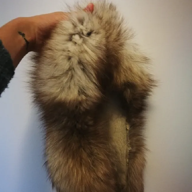 Vintage mink fur collar, suitable to be incorporated to a coat, jacket or gloves. In great condition, this item was made in Russia and handed down to me by my grandmother.. Accessoarer.