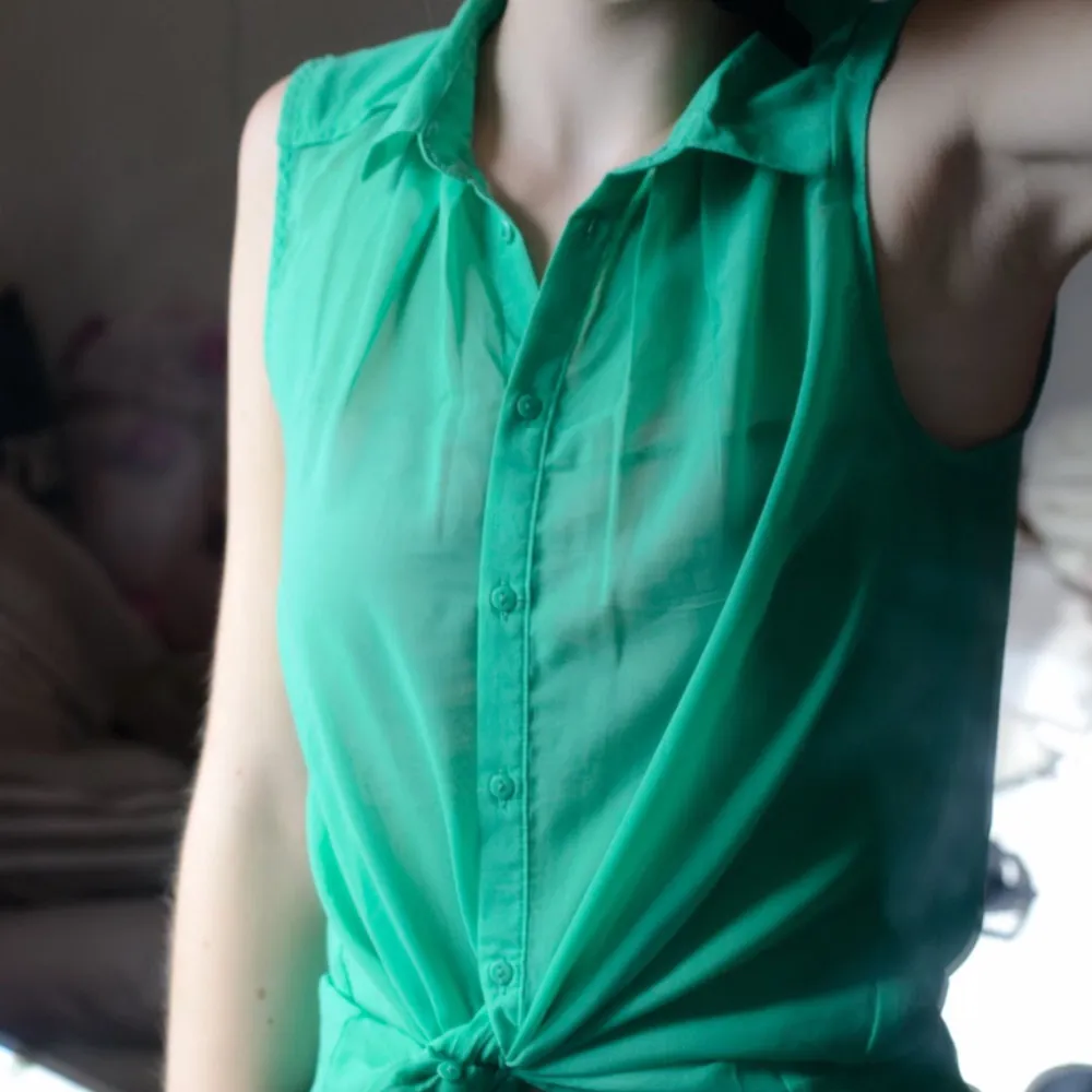 Härligt sommargrönt linne med krage och transparent tyg, har själv knutit toppen på bilden. Längre bak än fram, luftande. Toppar.