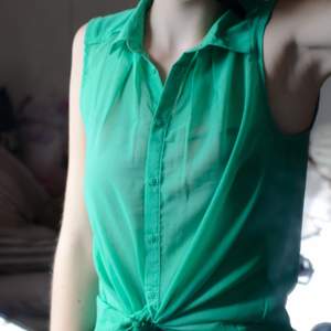 Härligt sommargrönt linne med krage och transparent tyg, har själv knutit toppen på bilden. Längre bak än fram, luftande