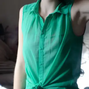 Härligt sommargrönt linne med krage och transparent tyg, har själv knutit toppen på bilden. Längre bak än fram, luftande