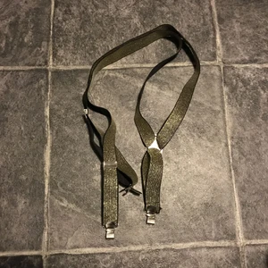  - 2 olika hängslen. Bra skick kontakta mig om du bara vill ha ett par, Swish går bra köpare står för frakt