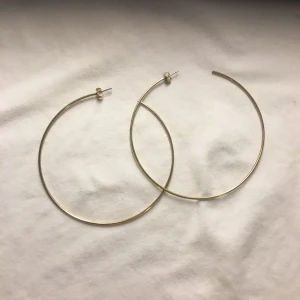  - Guldiga stora örhängen från glitter, använda en gång, använder dom inte nu pga att jag skaffat töjningar. Dom är i fint skick. Swish går bra köpare står för frakt