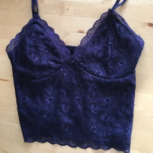  - Mörkblå spetstopp, knappt använd. Snygg till fest