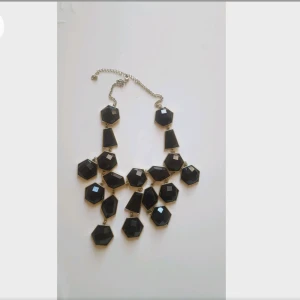  - Halsband från H&M i nyskick. Köparen står för frakten. Kan mötas upp i Gävle, Stockholm eller Sundsvall. 