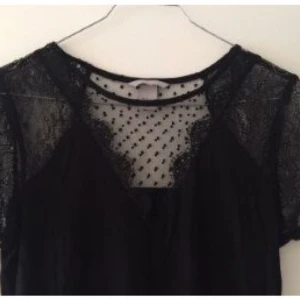  - Söt topp med spetsdetaljer från H&M i storlek S