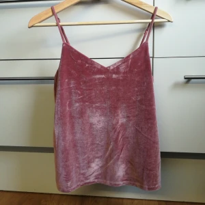  - Linne i skimmrigt rosa plysh