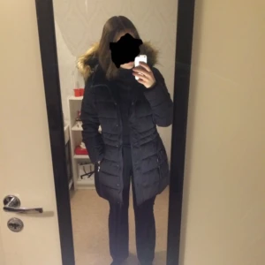  - Ny Vinterjacka från Lindex i strl M. Säljes pga ångrad köp och borttappad kvitto. Använd 2 ggr i vinter, den är varm och skön men lite för stor för mig så vill helst sälja den bara. Kan fraktas men köparen står för frakten +80kr. Finns annars i Kallhäll. Kan även mötas upp i Sundbyberg, T-centralen, Odenplan, Stadshagen. Inköpt för 800kr. Pris kan diskuteras vid snabb affär