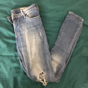  - Jeans från Crocker, säljes pga för små för mig. Jättefint skick. Storlek 27/32. 