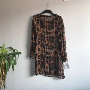  - Suuuuper fin retroklänning i transparent tyg. Faller fint på kroppen och passar alla storlekar beroende på hur man vill att den ska sitta. Köpt secondhand 