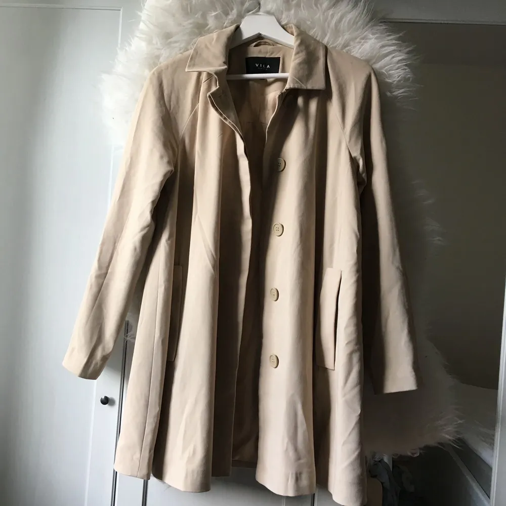 Beige trench coat from Vila. Havent been in use, therefore it’s wrinkly 😆. Other than that perfect condition, no flaws, all buttons works. Very high quality material. Size XS. Jackor.