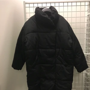  - Snygg vadderad vinterjacka från Monki i storlek L! Perfekt nu till vintern, jag har storlek S men använt den som lite oversize! I jättebra skick, sparsamt använd😀 passa på att fynda  Passar alla kön✨🤙🏼❤️  Frakten betalas av köparen för en billig peng😘😙✨
