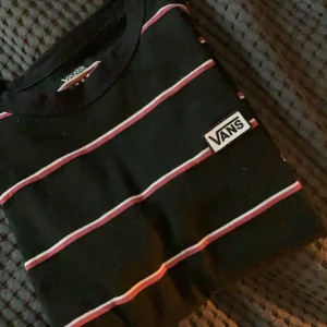 Vans tisha  - Röd/vit randig vans tröja, mjukt material men tyvärr lite trång över bysten😭 😋 i nyskick