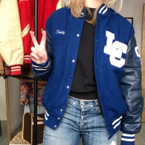Varsity jacket - Säljer min skiiiitsnygga och äkta varsity jacket! Sitter prefekt overzised och är väldigt varm så passar till höst och vinter. Köpt på No Cricket Fashion. Skriv privat om du är intresserad💕 Högsta bud: 1050kr (budgivning slutar på söndag kl 18)