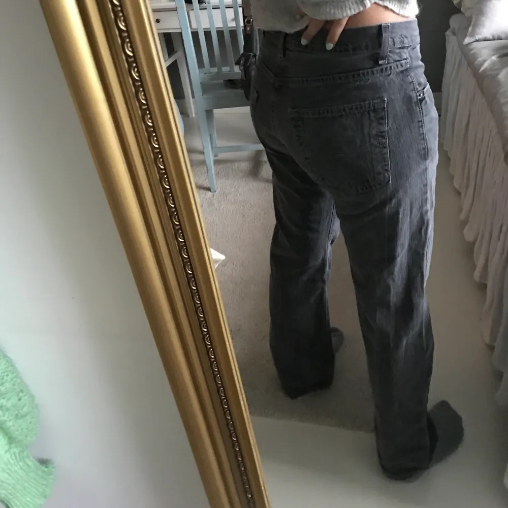 Gråa low waisted jeans, använda några gånger! Är 167 cm lång! Vet inte märke, köpta secound hand men skulle säga att de är som en 38. Jeans & Byxor.