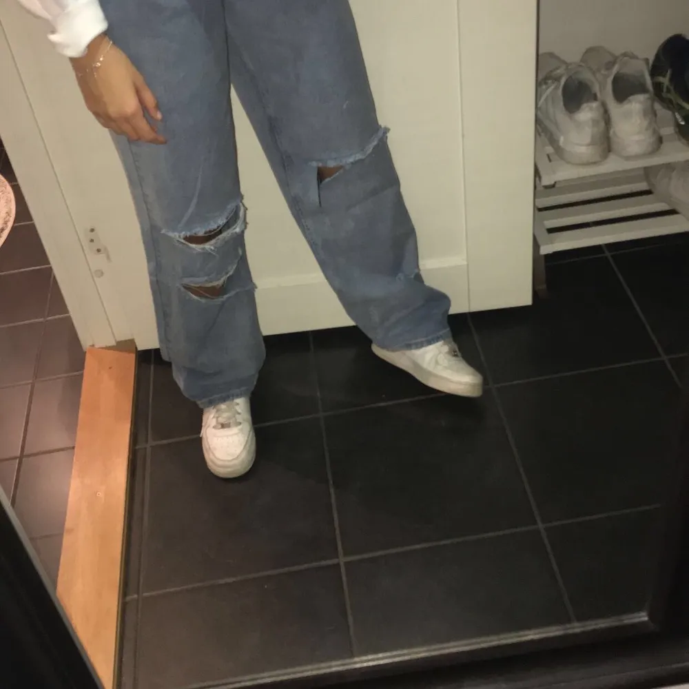 Säljer dessa jeans från Boohoo på grund av att de inte kommer till användning, storlek 36 och perfekt i längden på mig som är 170cm. . Jeans & Byxor.