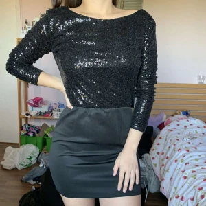 Glitter kkänning - Paljett klänning, ingen lapp i bak och glömt vart den kommer ifrån, jättefin klänning som sitter tight ner till och öppen rygg, skulle chansa på att de är S men passar nog XS-M