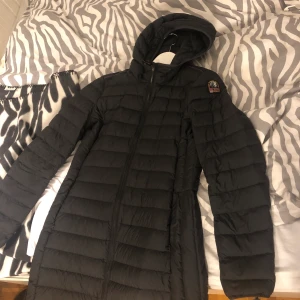 Parajumper Irene dunjacka - Parajumper dunjacka i storlek M. Använt fåtal gånger och den har inga skador. Kvittot finns