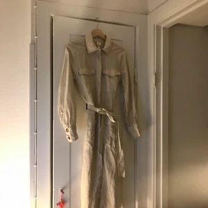 Beige klänning med knappar - Beige skjortklänning från HM. Storlek 34. Bra skick! 90% viskos 10% polyester. Köpare betalar frakt. Kan hämtas upp i Stockholm eller Malmö.