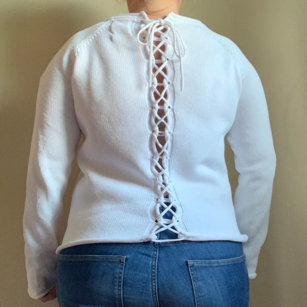 Snygg vit stickad tröja med öppning i rygg från MQ.. Toppar.