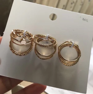 Ringar  - Aldrig använda! Storlek M-L men passar nog s och m. 