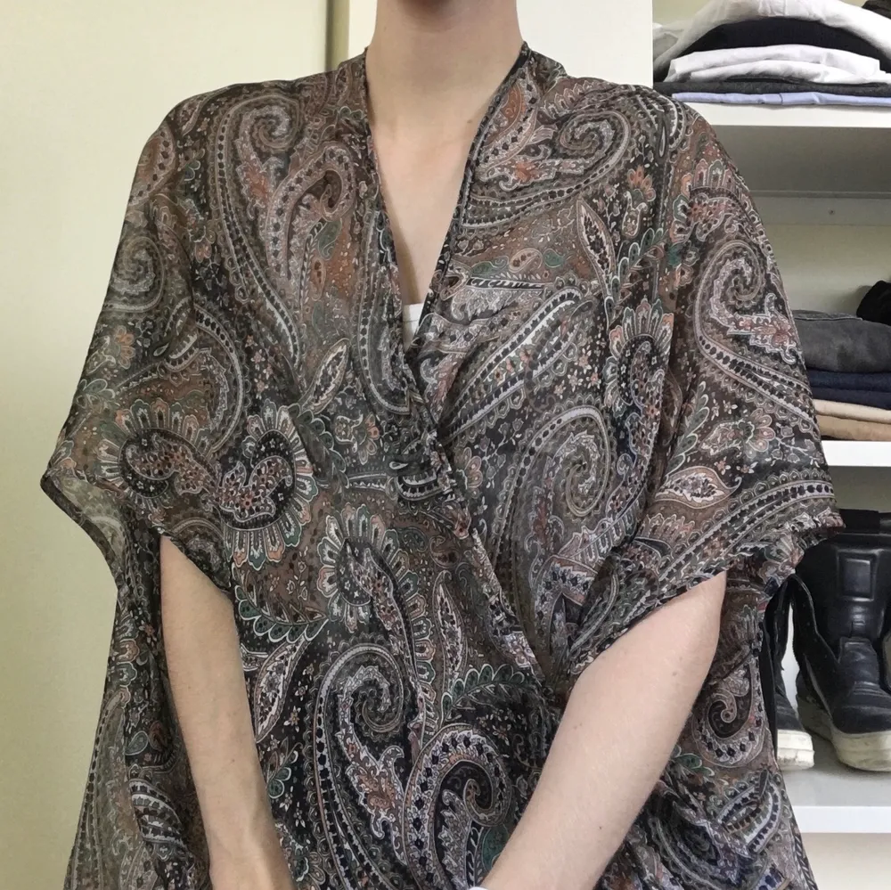 Kimono från Pins and Needles för UO 🌸Storlek M/L passar även för S.  🌸Material: 100% polyester 🌸Skick: Inget att anmärka på. Blusar.
