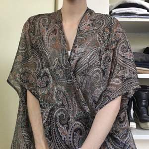 Kimono från Pins and Needles för UO 🌸Storlek M/L passar även för S.  🌸Material: 100% polyester 🌸Skick: Inget att anmärka på