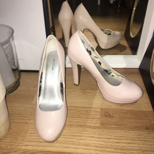 Din sko från ...attitude stl 38 - Använda 1 gång, jätte fint skick original pris 399kr säljer dom för 100. De har en klack på 12 cm