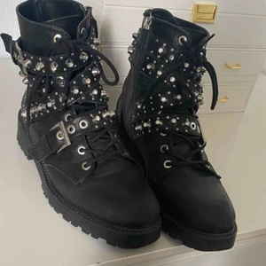  - Jag söker några av dessa boots eller ett par liknande, gärna storlek 39 eller 40! Skriv till mig om ni är intresserade av att sälja eller om ni vill byta!