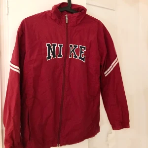 Nike jacka  - Skön o tunn jacka från Nike:) den är i större barnstorlek 