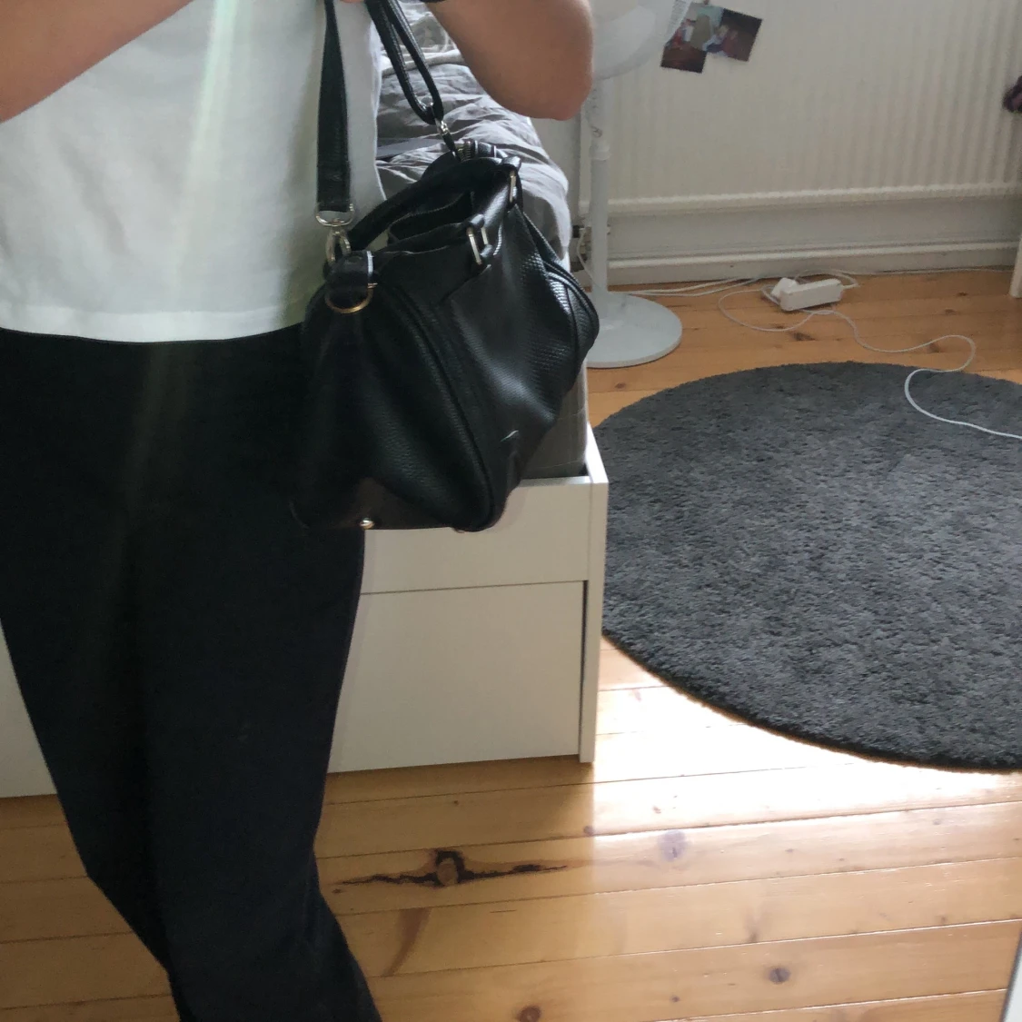 Svart väska med små detaljer - 91