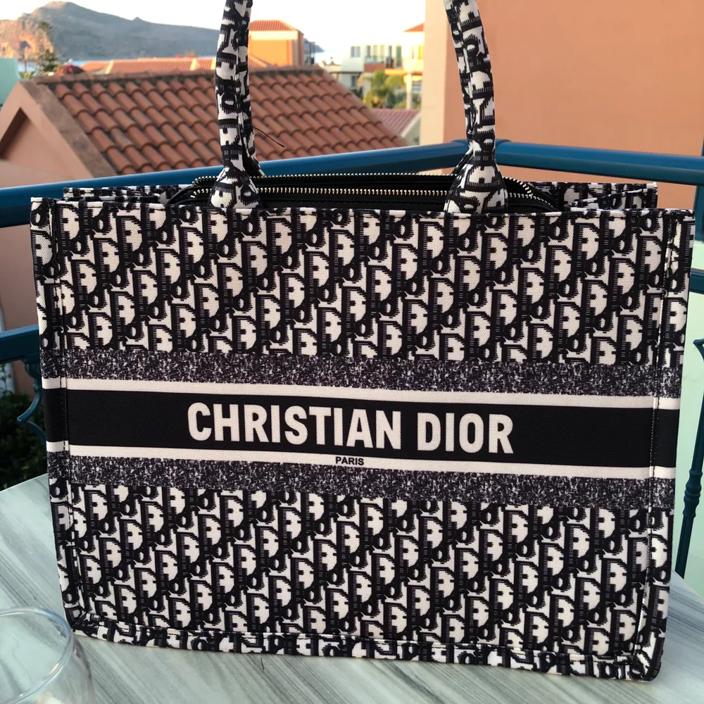 Säljer nu min dior inspirerade väska då den inte används! Använd 2 gånger så den är som ny! Super snygg och rymlig och extremt lik den äkta! Köpt för 1700kr💕 kan mötas upp i centrala Stockholm men också frakta, Köparen står för frakten🌸. Väskor.