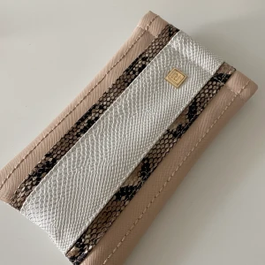 Glasögon fodral  - Glasögon fodral från River Island 