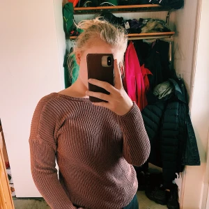 Stickad tröja men v-rygg - Fint skick, frakt tillkommer.