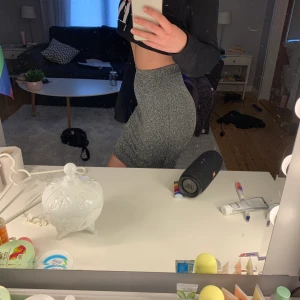 glittrig kjol - glittrig kjol från NAKD. använd en gång. XXS men nästan knälång och är stretchig så passar upp till M. silverglitter. köpare står för frakt. 