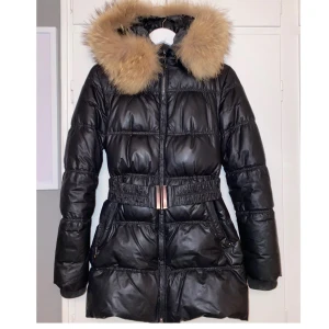 HOLLIES VINTERJACKA - Nu säljer jag min fina hollies vinterjacka med äkta päls, inga skador eller hål, parfym fritt samt rök fri!  Vid snabb affär kan priset diskuteras. Kom med bud. 