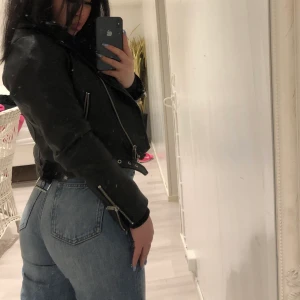 Vida jeans - Vida jeans med hål i knäna från monki. Jag är ca 1,60cm och de sitter lite längre på mig. Storlek: W24L30/XS