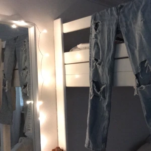 Håliga jeans - Håliga jeans från h&m, väldigt fina men tyvärr små för mig.