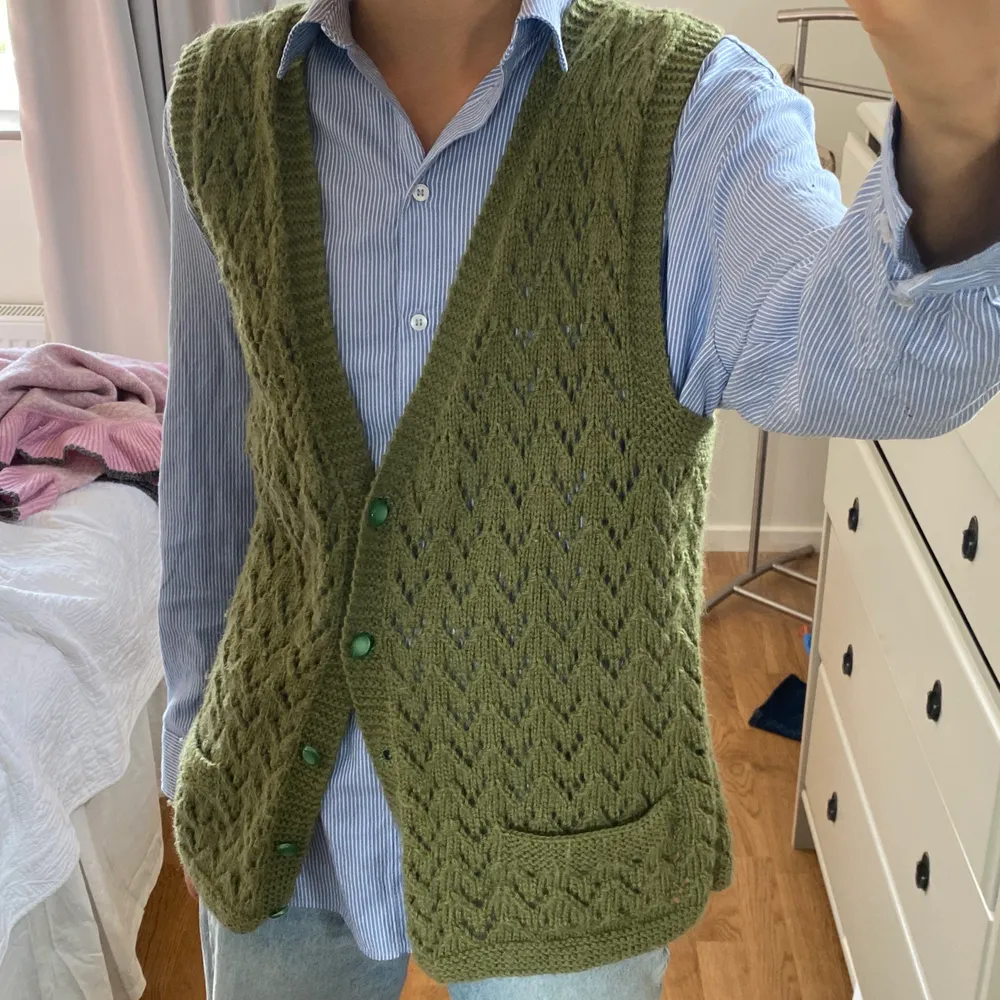 Säljer min fina stickade väst som tyvärr inte kommer till användning då jag har en liknande. Superfin nu till hösten💕 passformen är S-L beroende på hur man vill att den ska sitta. Köparen står för frakten! Ledande bud: 75kr + frakt❣️. Neuleet.