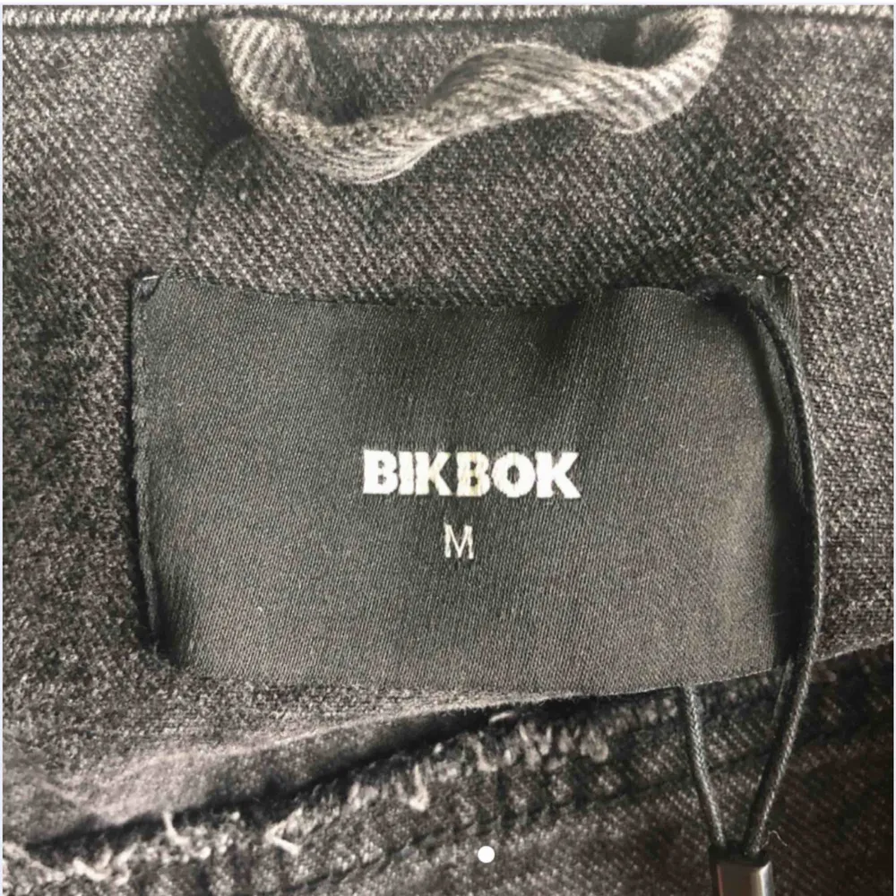 Svartgrå oversize jeansjacka från Bikbok i storlek M. Endast använd ett fåtal gånger. Köpt för 499kr. Säljer för 200 + frakt. Jackor.