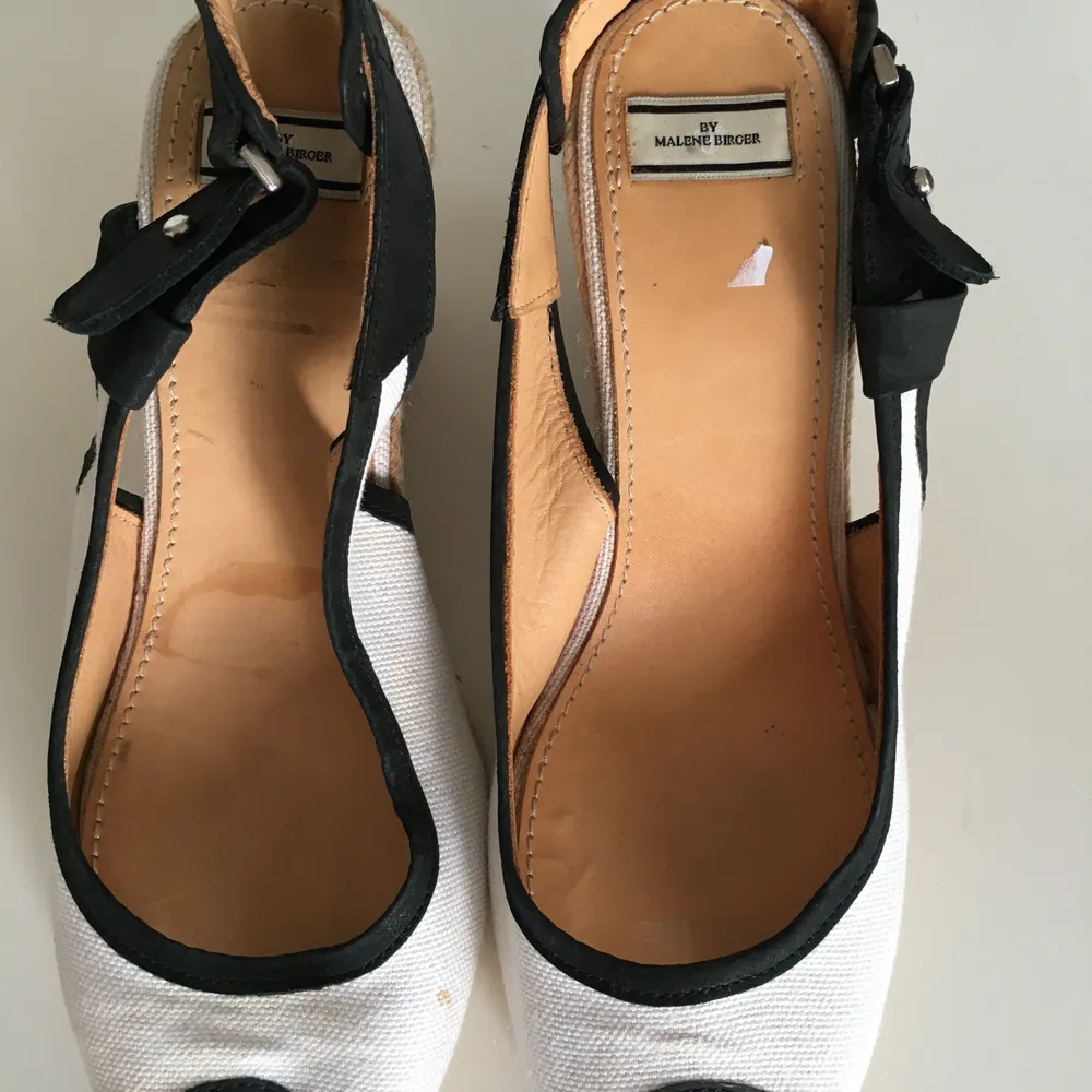 By malene Birger kilklack skor i läder och tyg. Använd bara en gång och inom hus. Skicket är som ny. Skor.