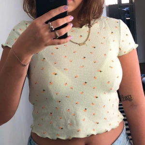 Bershka topp i storlek S💗 - Super fin topp köpt i Italien från bershka💗Den är ganska kort i modellen men både höga eller låga underdelar passar till!! Det behövs inte någon topp under om man föredrar att gå utan bh/ bralett osv. 