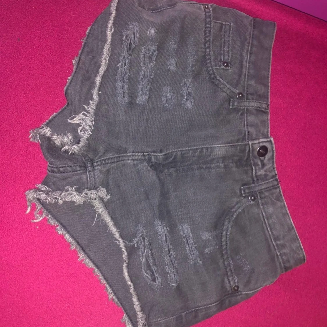 Söta svarta shorts med slitningar - 90