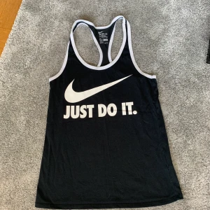 Träningslinne Nike storlek S - Träningslinne från Nike i storlek S. Fint skick. Möts upp i Kävlinge eller skickar mot fraktkostnad.