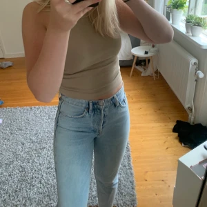 Jeans zara - Super bekväma ljusblå högmidjade jeans från zara med slitningsdetaljer på fickor och vid fotändorna. Dom är sparsamt använda och i väldigt bra skick. Byxorna har knappar som man stänger byxorna med istället för en traditionell gylf. Säljer pga att ja inte använder dom eftersom de är förkorta (jag är 170cm)😊💕
